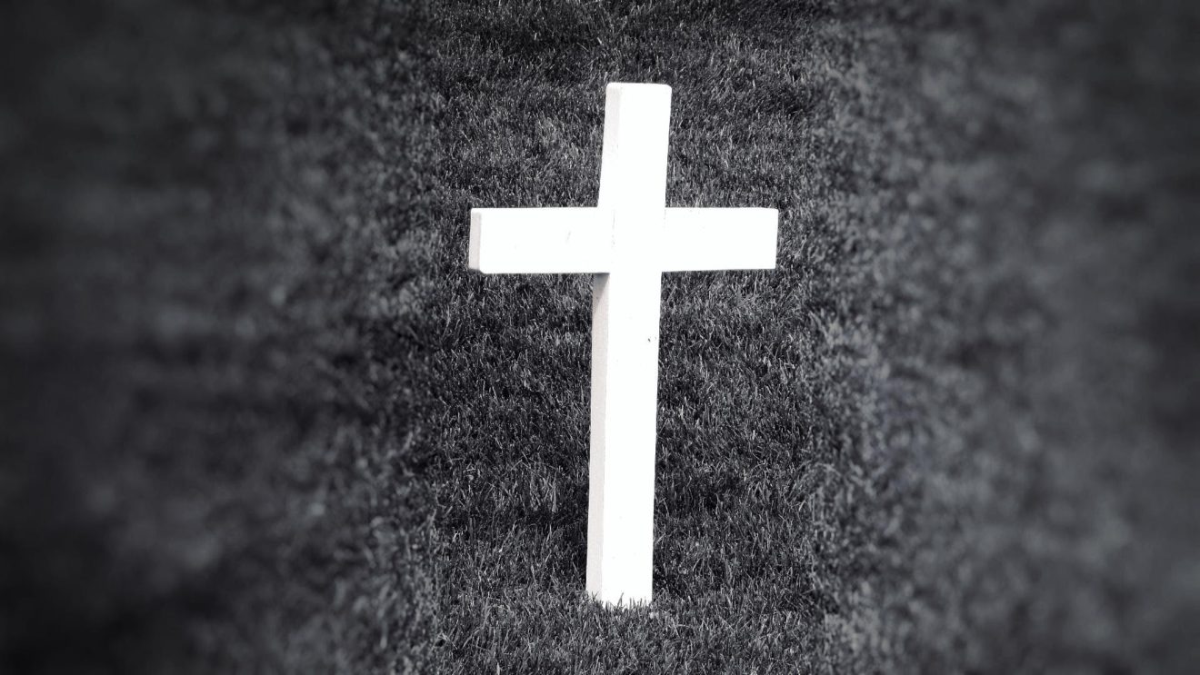 black-and-white-cemetery-cross-580450